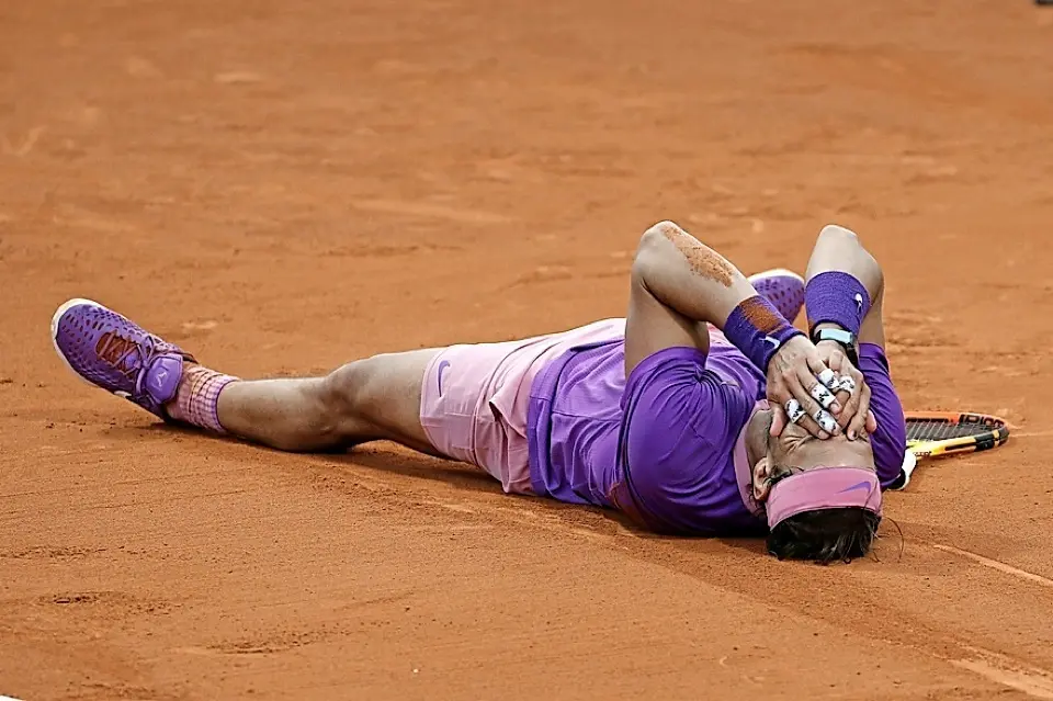 Rafa Nadal tumbado en el suelo tras conquistar su duod&eacute;cimo torneo Conde de God&oacute;. / EFe