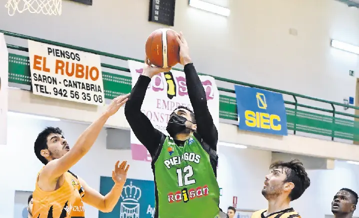 Un jugador del Pas Pi&eacute;lagos se dispone a lanzar a canasta. / alerta