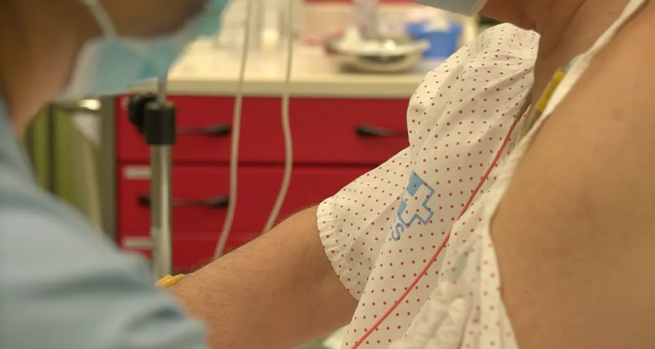 Una sanitario del Hospital Marqu&eacute;s de Valdecilla atiende a un paciente. / TREVOL