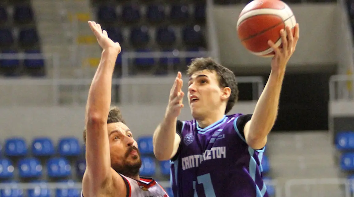 Un jugador de Cantbasket lanza a canasta.
