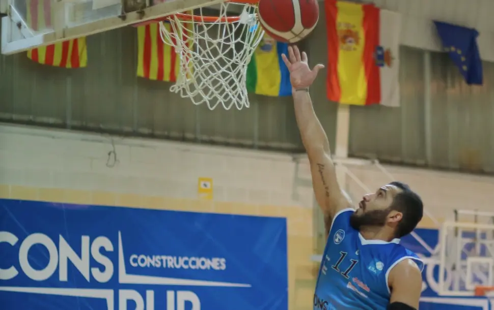 Un jugador del Bezana lanza a canasta.