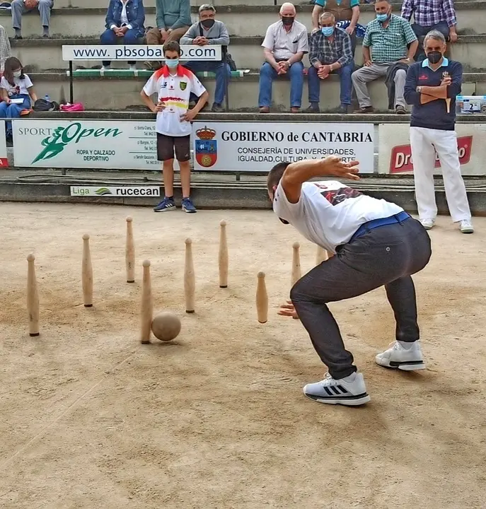 Gabriel Cagigas birlando ayer en La Tapia de Sobarzo. / jes&uacute;s