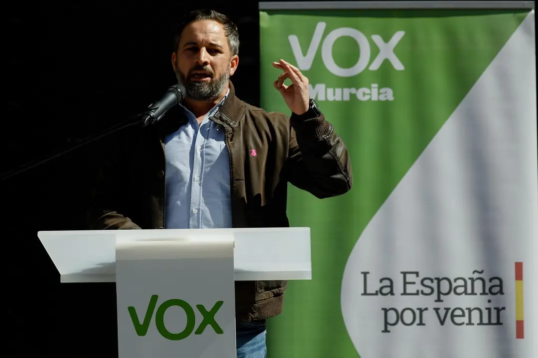11-03-21 RUEDA DE PRENSA DE SANTIAGO ABASCAL EN LA PLAZA CARDENAL BELLUGA DE MURCIA