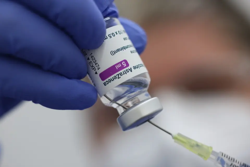 Un sanitario sostiene un frasco de Astrazeneca.