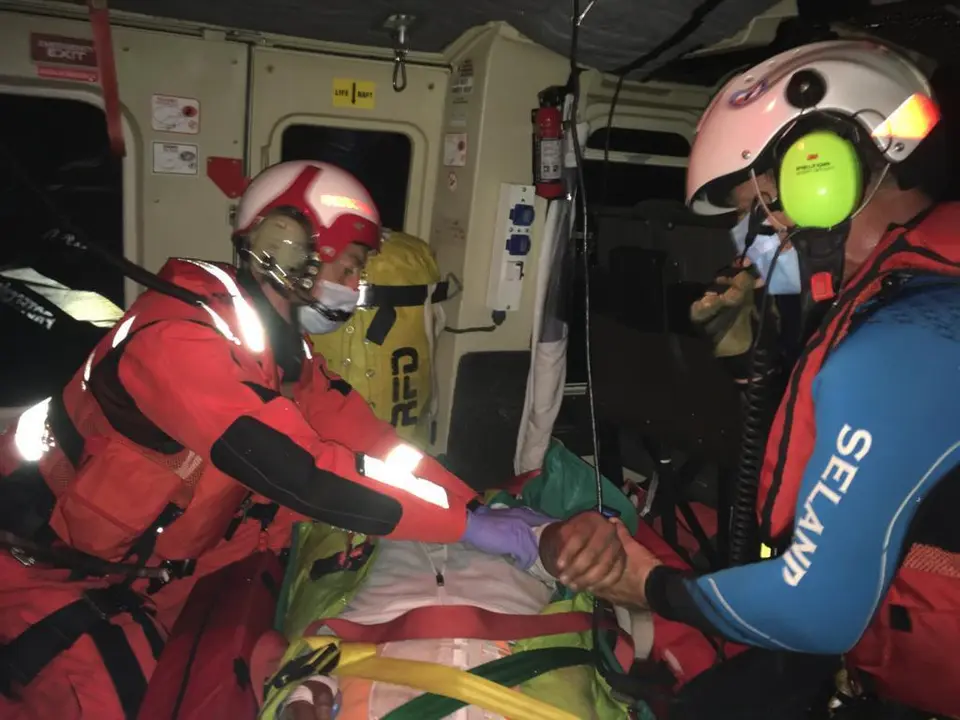 Los equipos de emergencias realizan las labores de cuidado del hombre accidentado. / 112
