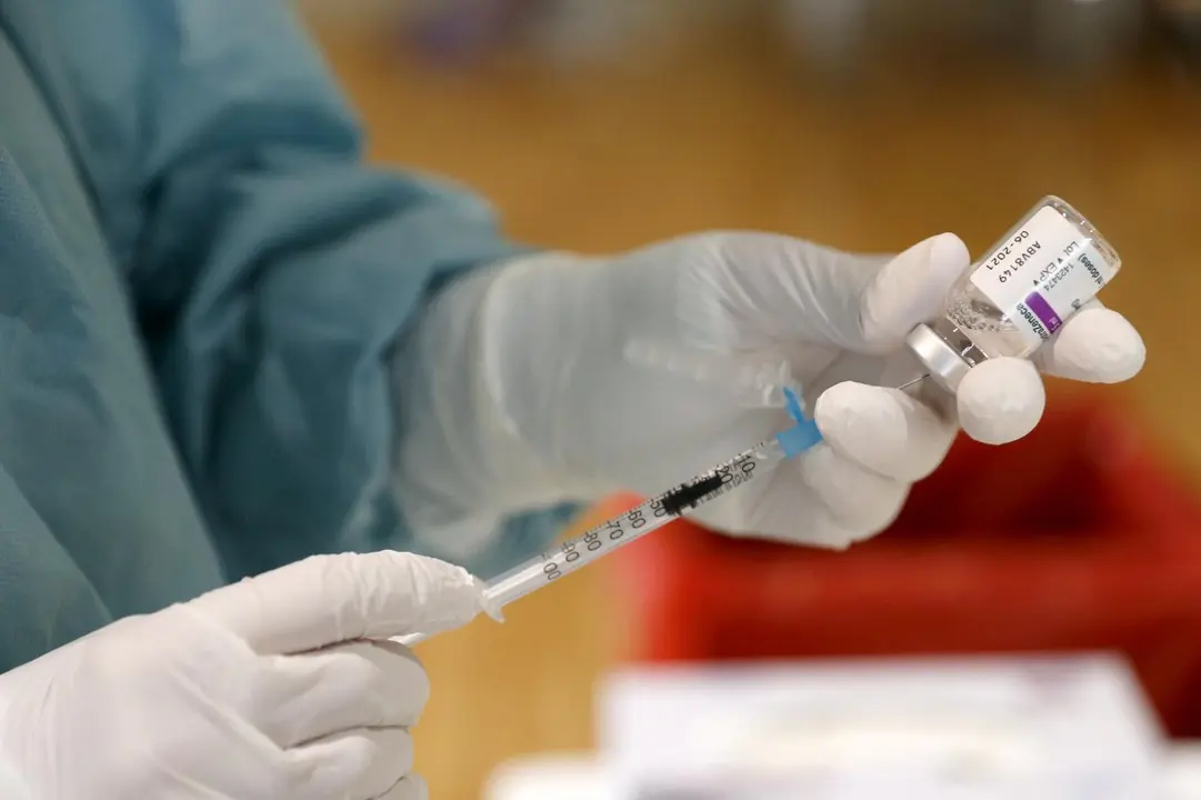 Sanidad comienza hoy a vacunar JeringaGota de sangreDelantal de laboratorio con #Janssen a personas mayores de 70 a&ntilde;os inmovilizadas en sus domicilios