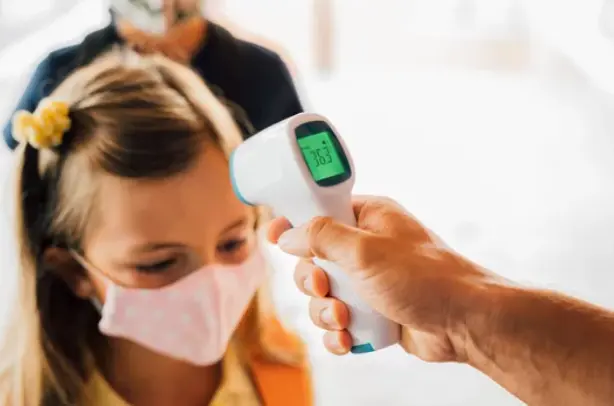 Un profesor realiza una comprobaci&oacute;n de la temperatura de los ni&ntilde;os. / ALERTA