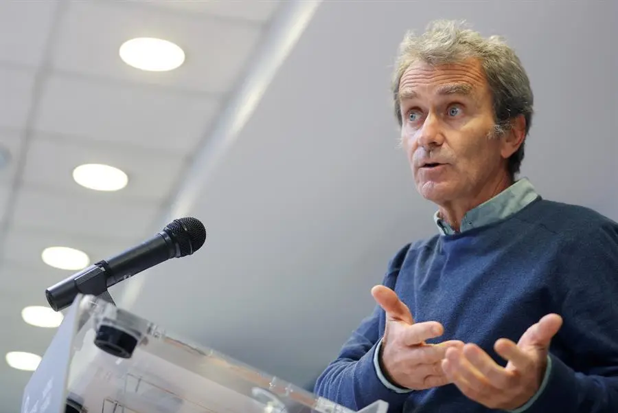 El director del Centro de Coordinaci&oacute;n de Alertas y Emergencias Sanitarias, Fernando Sim&oacute;n, durante la rueda de prensa ofrecida este lunes tras la reuni&oacute;n de seguimiento del coronavirus. EFE/Mariscal