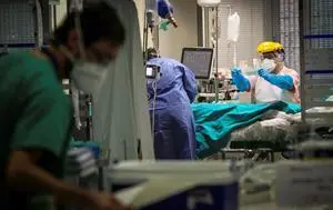 Varios sanitarios trabajan en la Unidad de Cuidados Intensivos de Coronavirus del Hospital de Galdakao (Bizkaia). EFE/ Miguel To&ntilde;a
