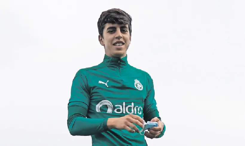 &Iacute;&ntilde;igo Sainz Maza se ejercit&oacute; ayer junto a los que hab&iacute;an sido titulares en Zaragoza. / Hardy