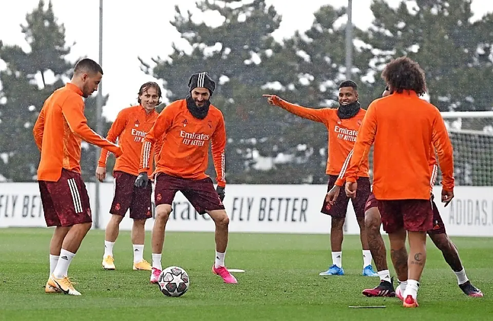 Los jugadores del Real Madrid durante el entrenamiento realizado este lunes en la Ciudad Deportiva de Valdebebas. / EFE
