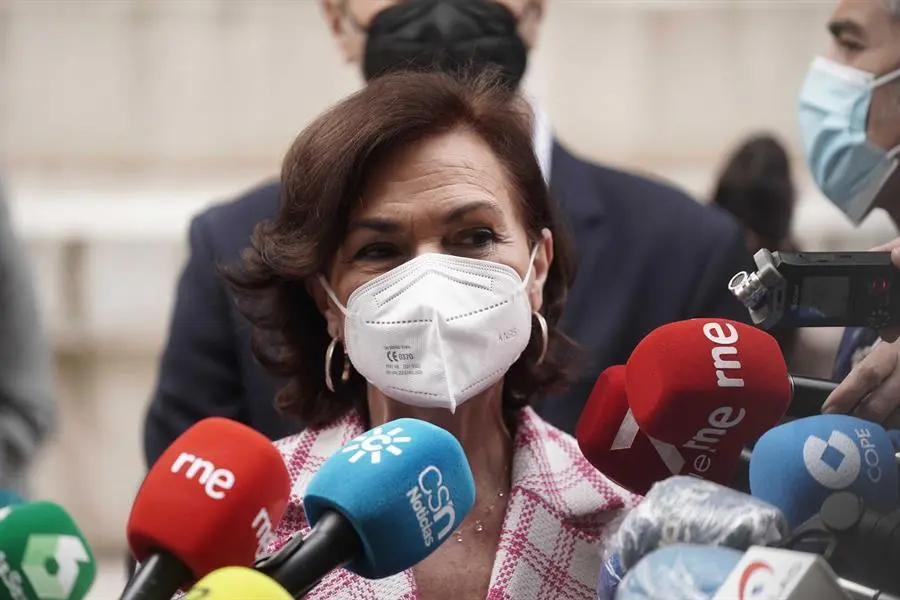 La vicepresidenta primera del Gobierno, Carmen Calvo, ha considerado "muy grave" las amenazas de muerte que han recibido el ministro del Interior, Fernando Grande-Marlaska, el candidato de Podemos a la Comunidad de Madrid, Pablo Iglesias, y la directora general de la Guardia Civil, Mar&iacute;a G&aacute;mez, en declaraciones a los periodistas este viernes, antes de visitar las obras de la nueva Biblioteca del Estado de C&oacute;rdoba. EFE /Rafa Alcaide