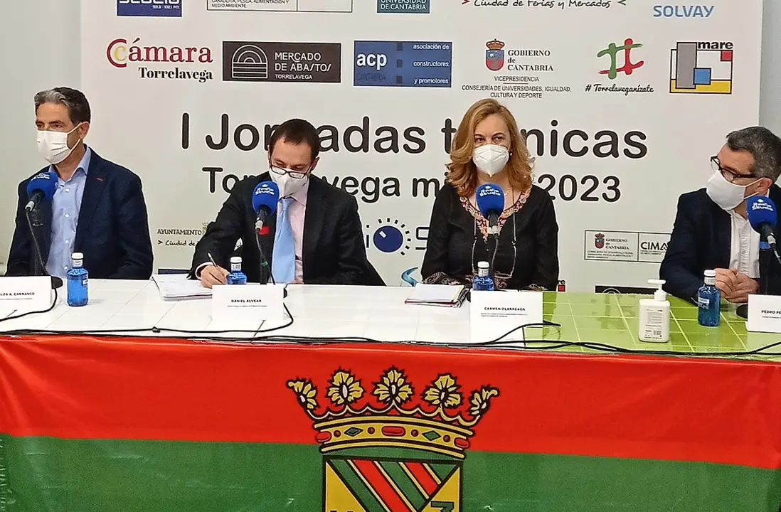 Representantes del sector empresarial y del Ayuntamiento durante la tertulia.