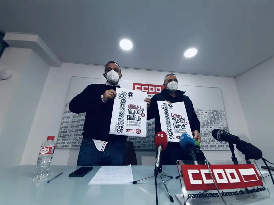 El l&iacute;der de UGT, Mariano Carmona y el de CCOO Carlos S&aacute;nchez durante la rueda de prensa celebrada en la sede. / S. D&Iacute;AZ