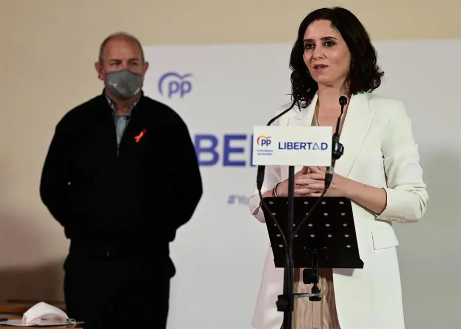 La presidenta de la Comunidad de Madrid y candidata del PP a la reelecci&oacute;n, Isabel D&iacute;az Ayuso (d), presenta sus propuestas electorales en materia de educaci&oacute;n, este martes, durante su visita a un colegio de la localidad madrile&ntilde;a de Alcobendas, en el &aacute;mbito de la campa&ntilde;a electoral de cara a los comicios regionales del pr&oacute;ximo 4 de mayo. EFE/V&iacute;ctor Lerena