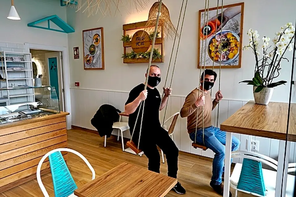 Marcos Gonz&aacute;lez y Gonzalo Pi&ntilde;eiro en el restaurante &lsquo;The Fresh Poke&rsquo; en Valle Real. / Hardy