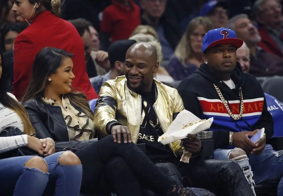 25 de febrero de 2019, Estados Unidos, Los &Aacute;ngeles: El boxeador estadounidense Floyd Mayweather Jr. (2-R) asiste al partido de baloncesto de la NBA entre Los &Aacute;ngeles Clippers y Dallas Mavericks en el STAPLES Center. Foto: Ringo Chiu/ZUMA Wire/dpa
  (Foto de ARCHIVO)
25/2/2019 SOLO PARA USO EN ESPA&Ntilde;A