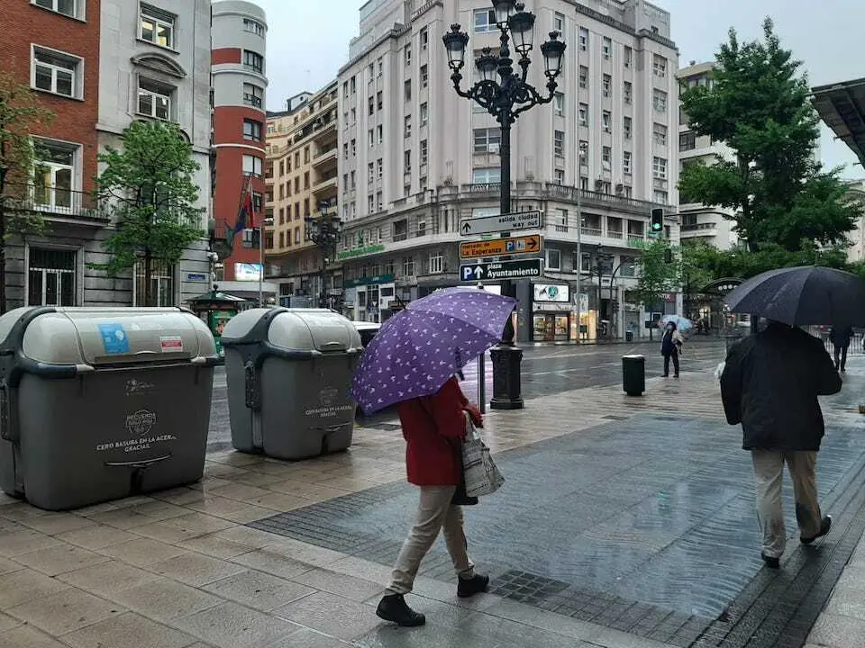 Varias personas por el centro de Santander. / S. D&iacute;az