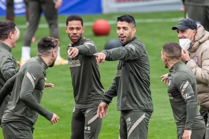 El entrenador del Atl&eacute;tico de Madrid, Diego Simeone (2i), durante el entrenamiento que el equipo ha llevado a cabo este mi&eacute;rcoles en la Ciudad deportiva Wanda de Majadahonda, en Madrid. EFE/Rodrigo Jim&eacute;nez.