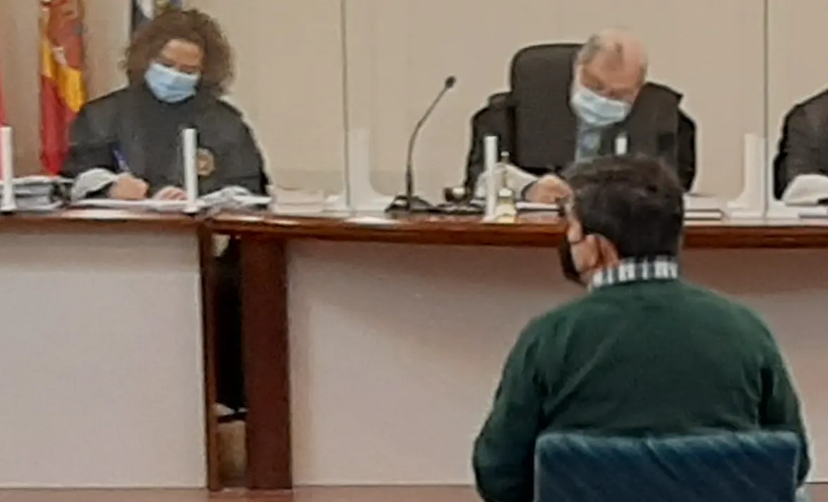 El exalcalde de Astillero Carlos Cortina en el juicio contra &eacute;l en la Audiencia Provincial