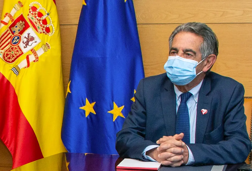 El presidente de Cantabria, Miguel &Aacute;ngel Revilla en su despacho del Gobierno. / Nacho Romero