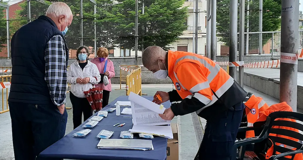 Un ciudadano se acerca a recoger sus mascarillas proporcionadas por el Ayuntamiento. / ALERTA