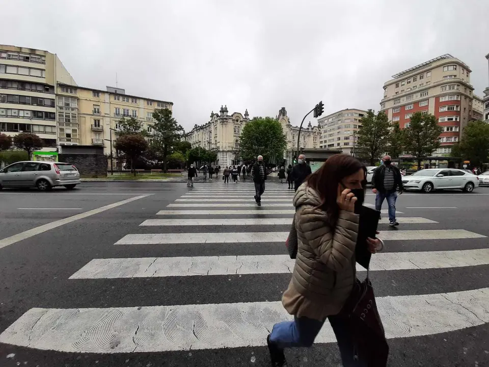 Varias personas con mascarilla por el centro de Santander. / S. D&iacute;az