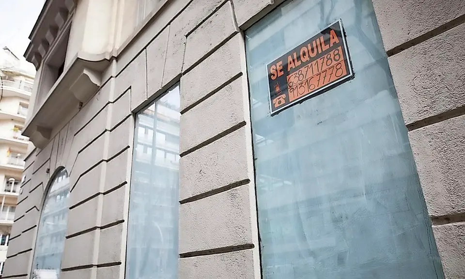 Fachada de un edificio donde se se&ntilde;ala una propiedad en alquiler. / efe