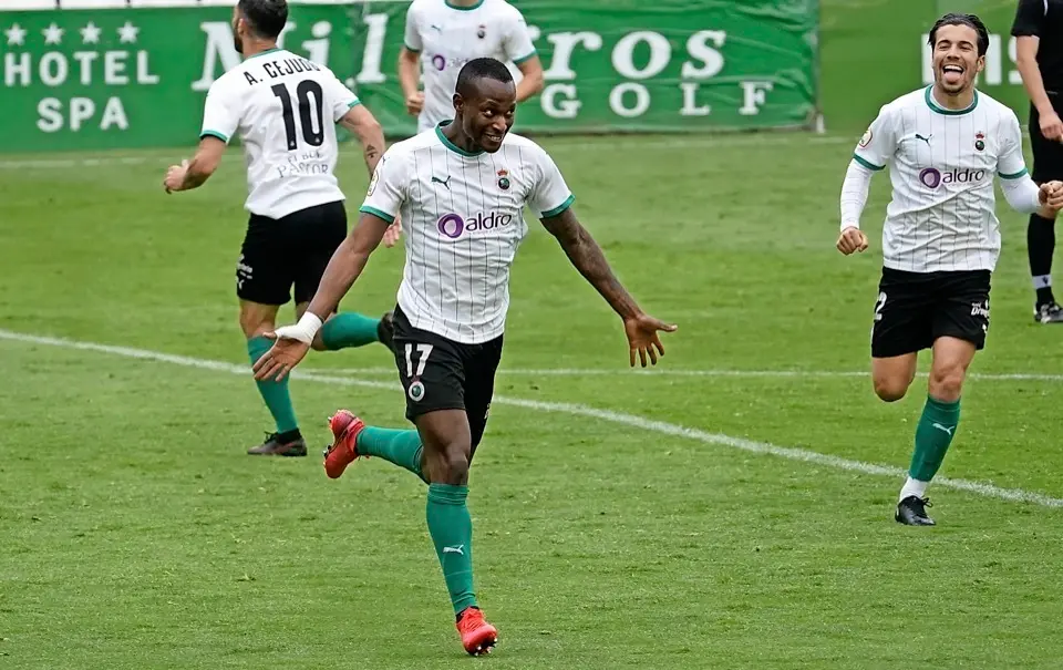 Cedric se va hacia una banda para celebrar con los compa&ntilde;eros su segundo gol mientras Cejudo va a donde Soko, el autor de la asistencia. / Hardy