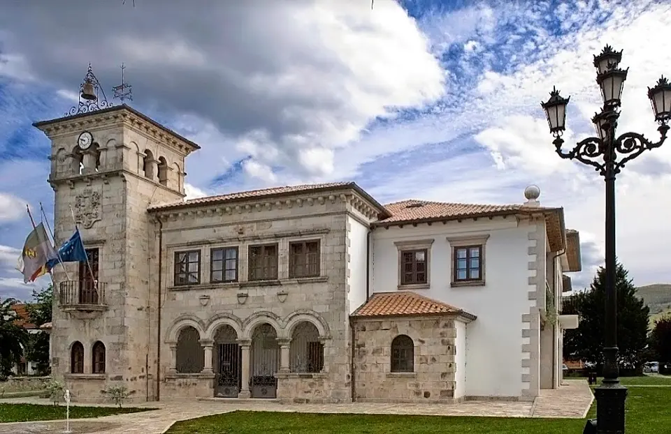 Fachada del Ayuntamiento de Santa Mar&iacute;a de Cay&oacute;n. / ALERTA