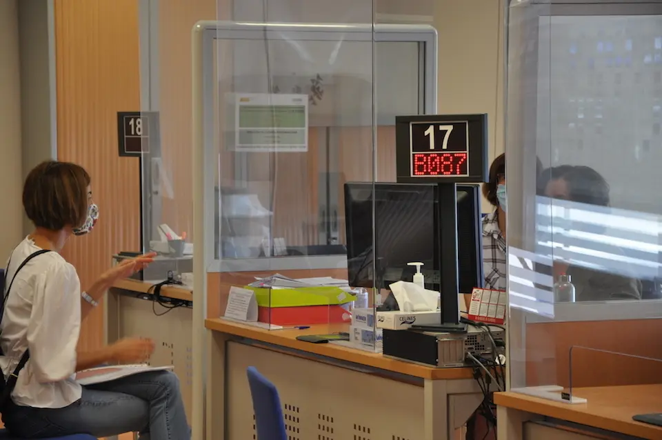 Una persona en la oficina del Paro de Torrelavega. / S. D&iacute;az