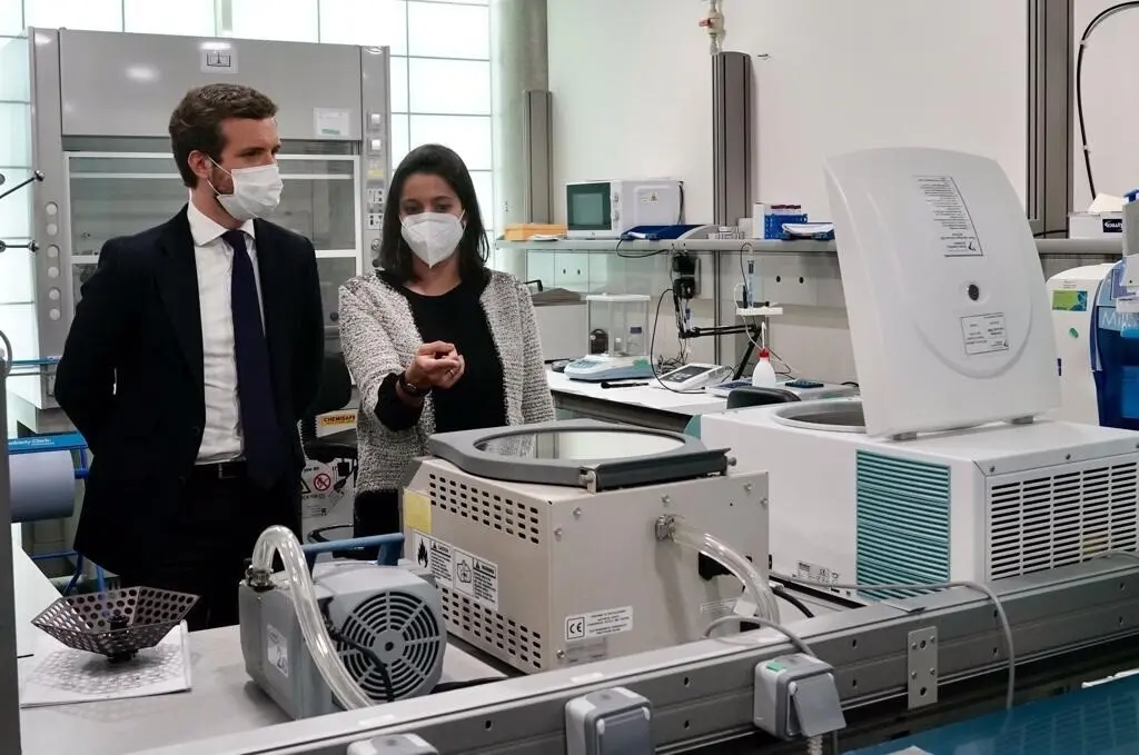 El l&iacute;der del PP, Pablo Casado, visita las instalaciones de la fundaci&oacute;n Parque Cient&iacute;fico de Madrid situadas en la localidad madrile&ntilde;a de Cantoblanco. En Madrid, a 29 de abril de 2021.