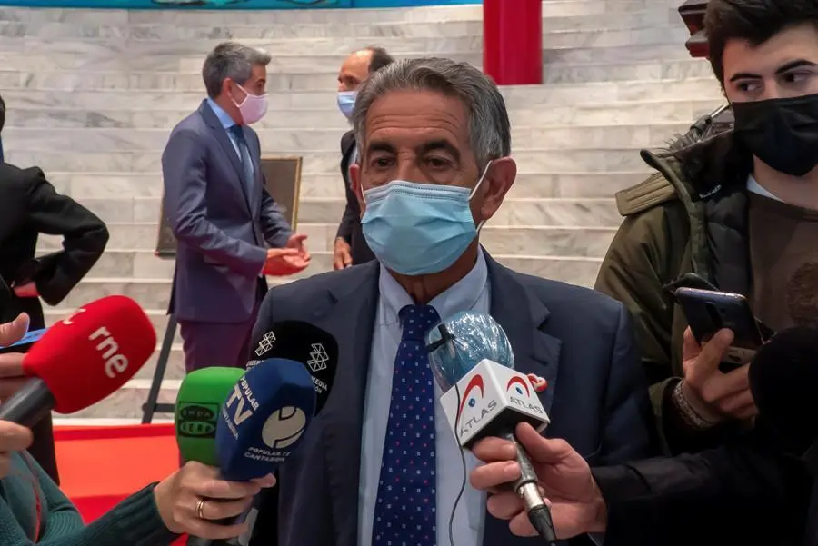 El presidente de Cantabria, Miguel &Aacute;ngel Revilla atiende a la prensa durante su participaci&oacute;n en el acto conmemorativo del 30 aniversario del Palacio de Festivales hoy en Santander. EFE/ Rom&aacute;n G. Aguilera