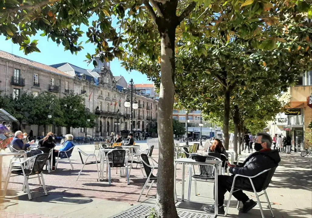 Varias terrazas delante del Ayuntamiento de Torrelavega. / S. D&Iacute;AZ