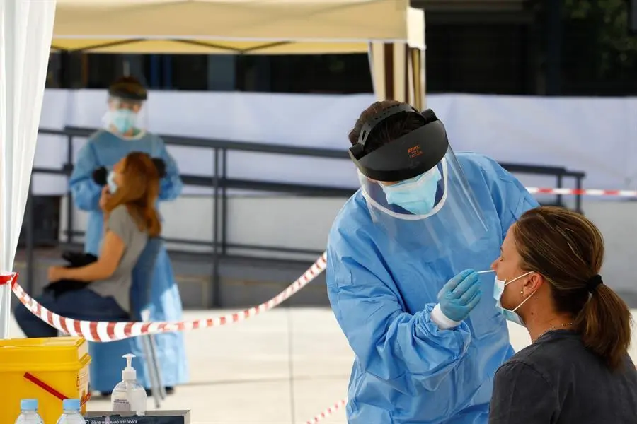 Personal sanitario realiza pruebas PCR. EFE/Salas/Archivo