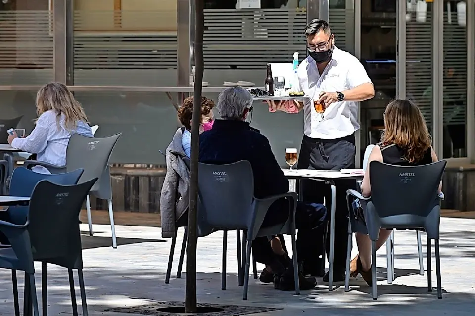 Un camarero sirve las bebidas en un establecimiento hostelero. / ALERTA