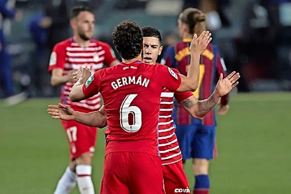 Los jugadores del Granada celebran la victoria sobre el Barcelona. / EFe