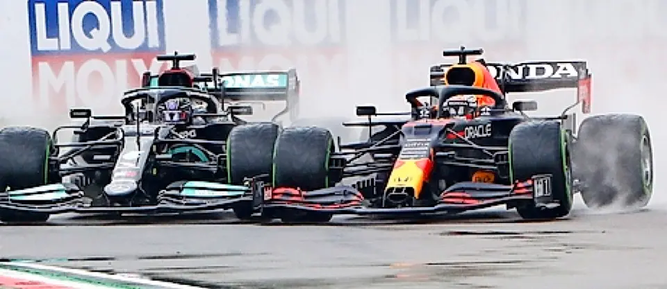 Lewis Hamilton y Max Verstappen en un momento de la &uacute;ltima carrera. / EFE