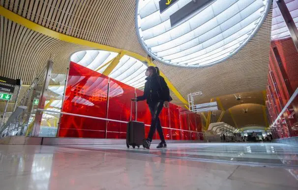 Una viajera por el aeropuerto de Barajas en Madrid. / E.Press