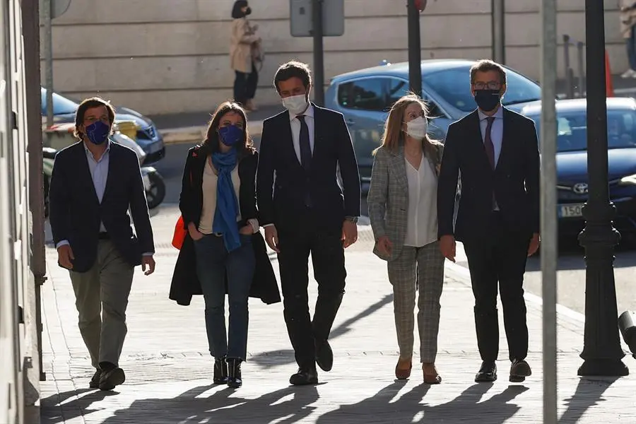 El presidente del PP, Pablo Casado (c), asiste la mesa redonda "Galicia-Madrid en la vida y la obra de Emilio Pardo Baz&aacute;n" junto al alcalde de Madrid, Jos&eacute; Luis Mart&iacute;nez-Almeida (i), el presidente de la Xunta de Galicia, Alberto N&uacute;&ntilde;ez Feij&oacute;o (d), la delegada de Cultura del Ayuntamiento de Madrid, Andrea Levy (2-d), y la portavoz del PP, Ana Pastor (2-d), este martes en la Casa de Galicia en Madrid. EFE/Zipi