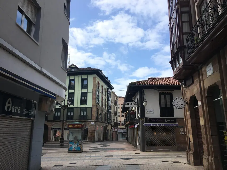 Vista de la calle Consolaci&oacute;n en Torrelavega. / S. D&iacute;az