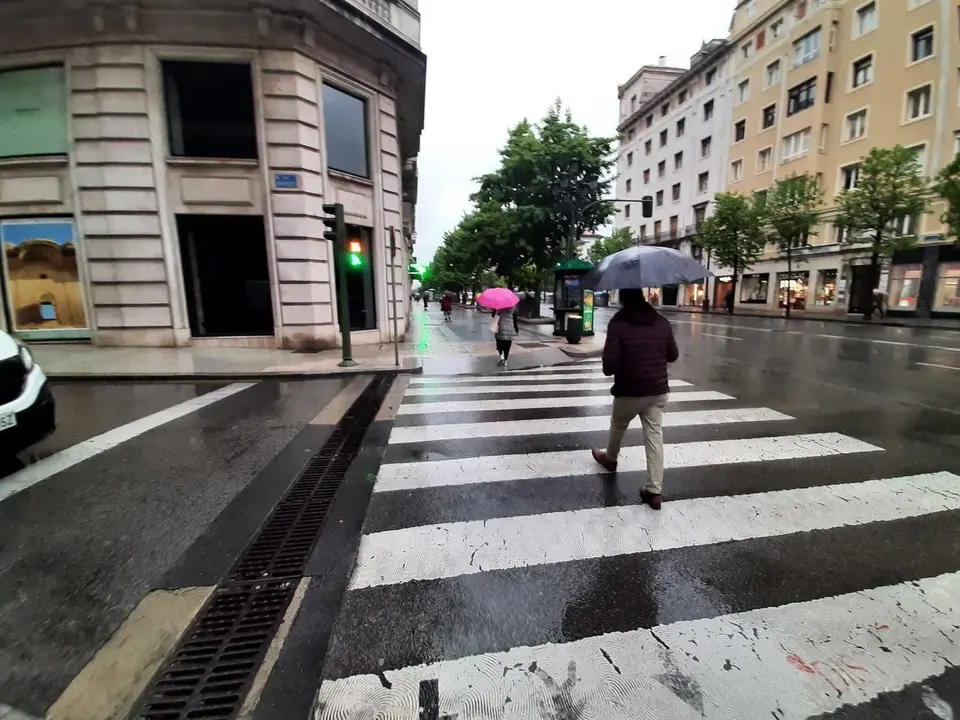 Varias personas transitan por la ciudad de Santander en un d&iacute;a en el que los contagios por coronavirus crecen. / S.D&Iacute;AZ