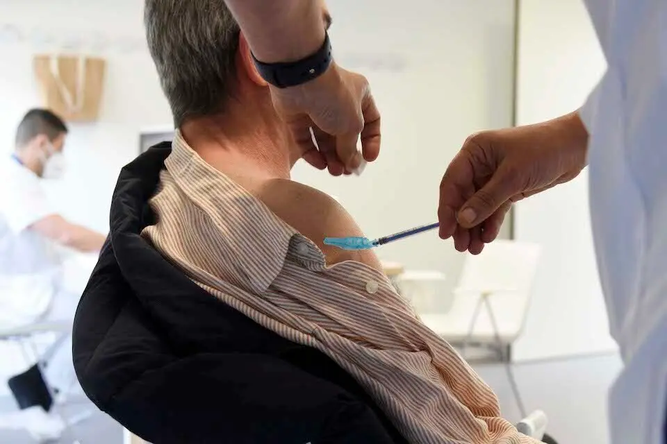 Sanitarios vacunan a una personas mayores de 80 a&ntilde;os con la dosis de Moderna y polic&iacute;as, bomberos y profesores con la vacuna de AstraZeneca en el hospital &Aacute;lvaro Cunqueiro de Vigo, en Vigo, Pontevedra, Galicia (Espa&ntilde;a), a 1 de abril de 2021. El Servicio Gallego de Salud (SERGAS) tiene previsto que el lunes, todos los mayores de 80 a&ntilde;os tengan puesta la primera dosis de la vacuna.
01 ABRIL 2021;VACUNACI&Oacute;N;ASTRAZENECA;MODERNA;PROFESORES;POLIC&Iacute;A;BOMBEROS;CORONAVIRUS
Europa Press
1/4/2021