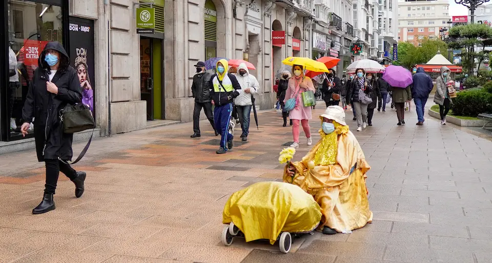 Una persona caricaturizada realizando una performance en el centro de Santander. / Hardy