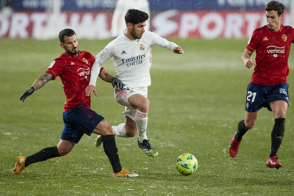 Rub&eacute;n Garc&iacute;a (L), de Osasuna, e Isco (C), del Real Madrid, luchan por el bal&oacute;n durante el partido de f&uacute;tbol de la Primera Divisi&oacute;n espa&ntilde;ola entre el CA Osasuna y el Real Madrid CF en el estadio del Sadar. Foto: Fernando Pidal/SOPA Images v&iacute;a ZUMA Wire/dpa
Fernando Pidal / SOPA Images v&iacute;a Z / DPA
  (Foto de ARCHIVO)
9/1/2021 SOLO PARA USO EN ESPA&Ntilde;A