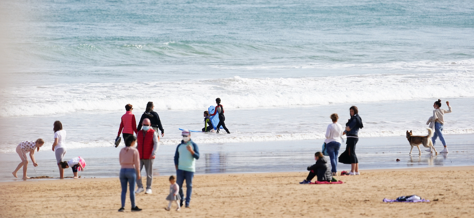 Varias personas disfrutan de la playa del Sardinero manteniendo las distancias de seguridad sanitaria. / HARDY
