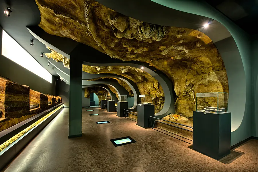 Sala de prehistoria del MUPAC.