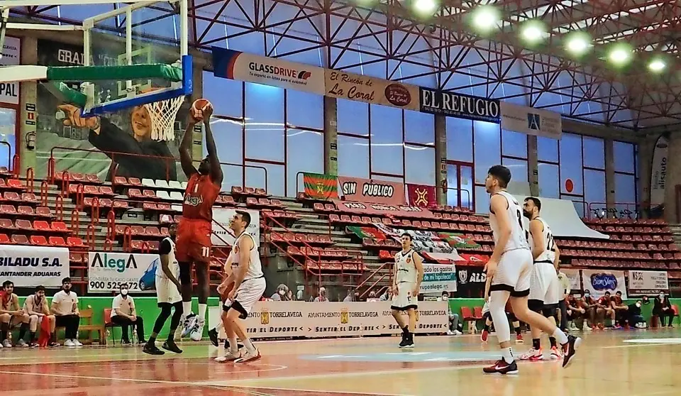 Un jugador del GA Cantabria anota una canasta. / ALERTA