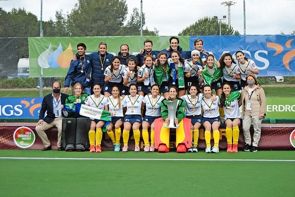 Las jugadoras del Casa de Campo posan con el trofeo. / Alerta