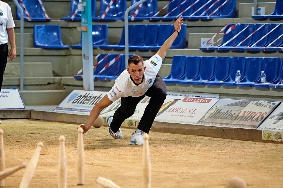 V&iacute;ctor Gonz&aacute;lez birla una bola. / Hardy